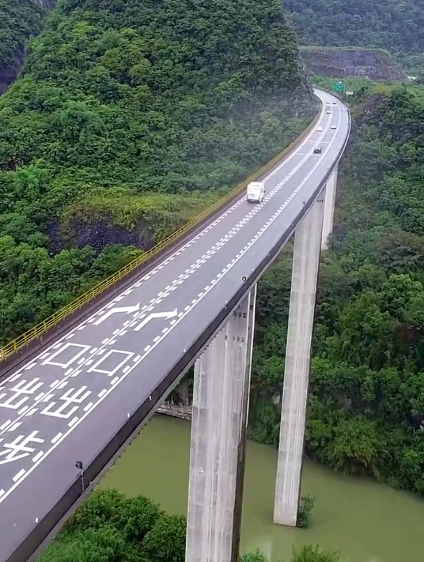 月日上午,气势恢弘的阳山杜步高架桥行车畅顺,许广高速-度小视