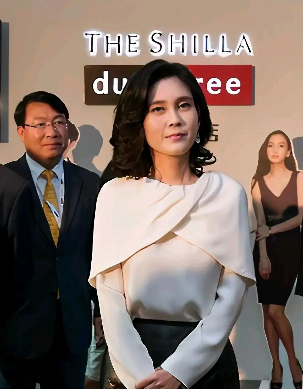 离婚后的"三星长公主"换新发型了!优雅减龄,美得像"少女"