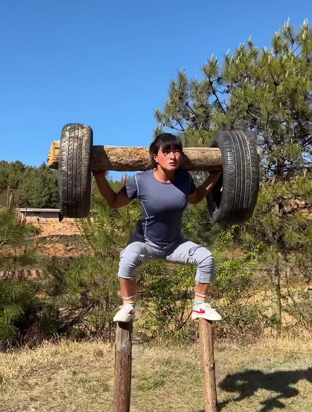 村里的功夫美女,瞧她力量训练的一幕,让多少男人汗颜