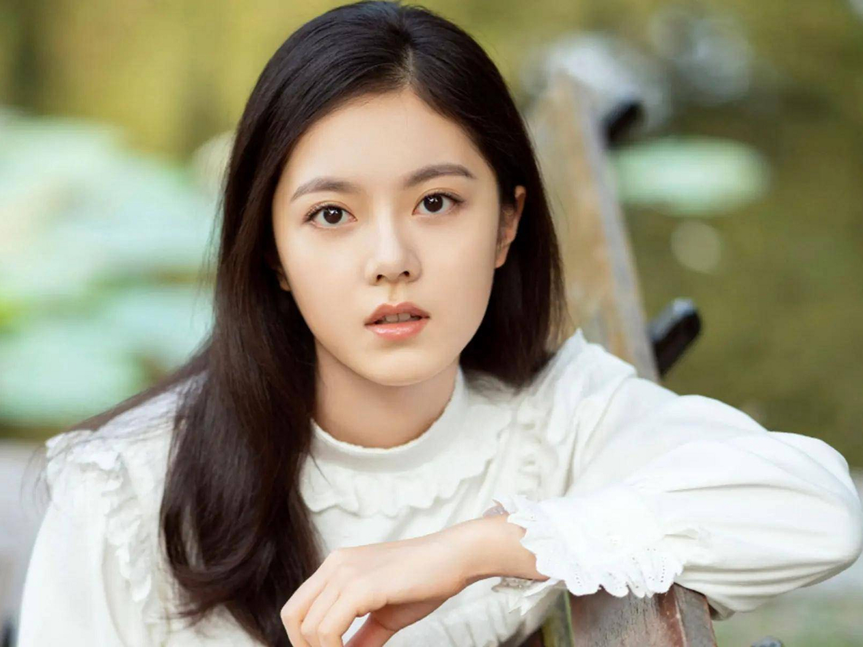 谭松韵,拥有甜美的长相,清纯可人的气质清纯,在她的演艺作品里都能