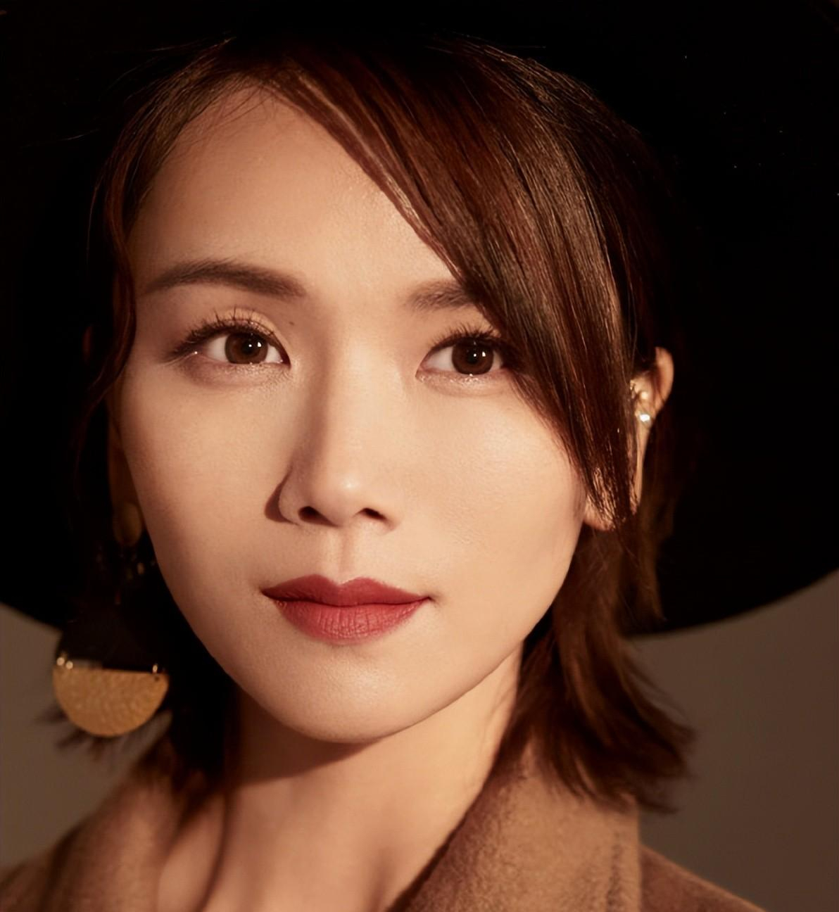 曹曦文的年纪也来到后期,骨相的缺陷就彻底拉开了两人相似度,比如一些