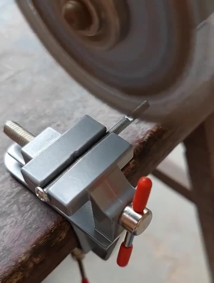 推荐一款迷你小台钳,小型台虎钳工作台,非常经典的造型-度小视