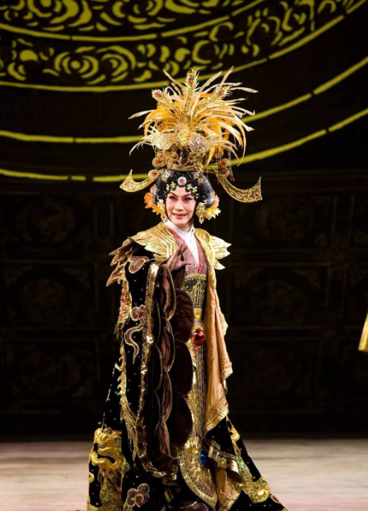 回顾南京男旦演员吴汝俊:娶大21岁日本妻子,曾与安倍夫人同游北京