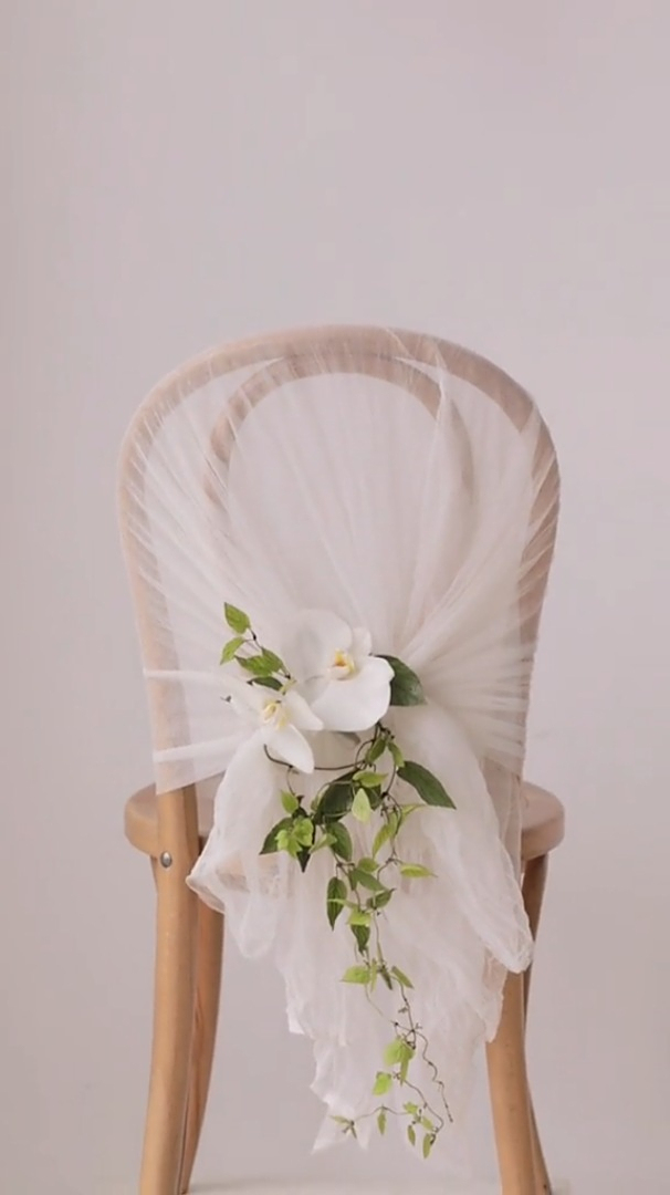 适合冬季草坪婚礼的椅背花