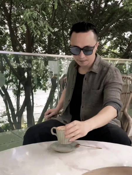 我就是那个,在咖啡厅里喝普洱茶的咏春师父-度小视