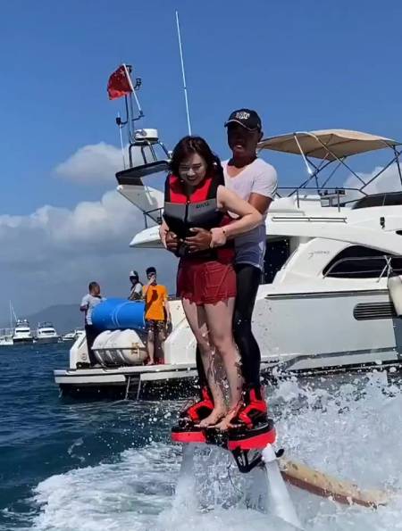 老婆体验水上飞人,教练的动作,暴露了人品!