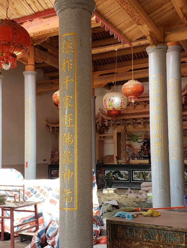 石雕圆柱雕刻对联 祠堂石材圆柱安装效果-度小视
