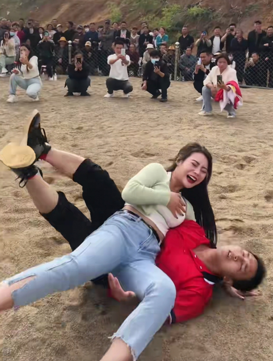 美国男女跨界摔跤比赛的天花板,美女瞬间被抓住双腿,不停打颤