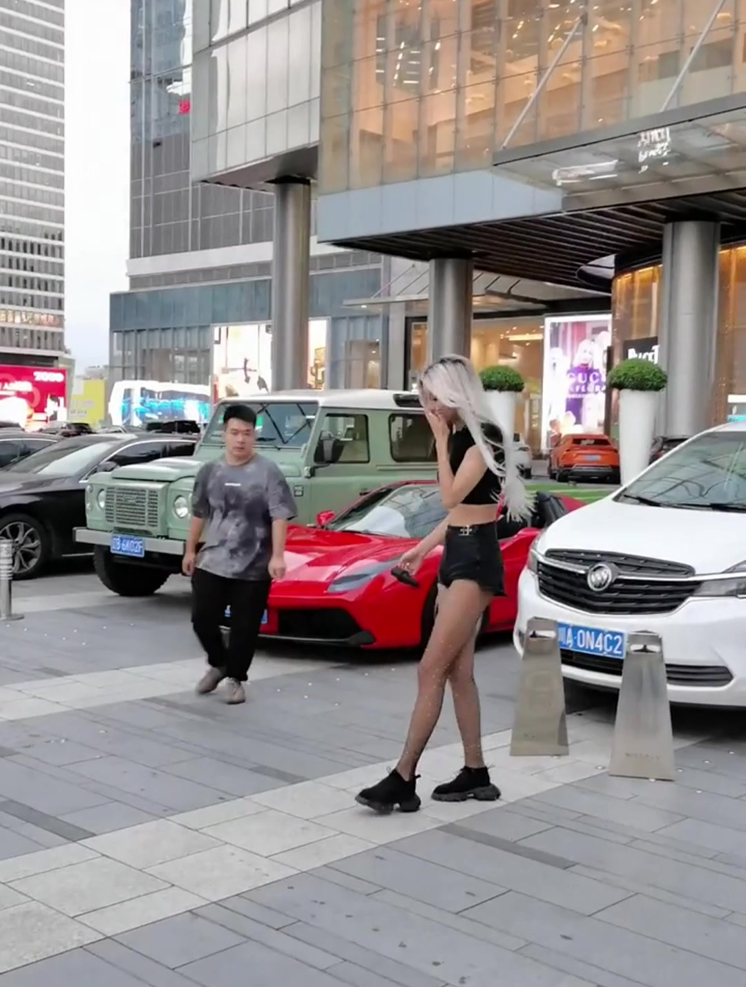 大网红刘二狗,开法拉利来健身,旁边黑丝美女等着下车一起走-度小视