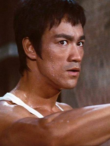 史泰龙当众挑衅李小龙,差点被对方一脚踢死,李小龙实力有多恐怖-度小