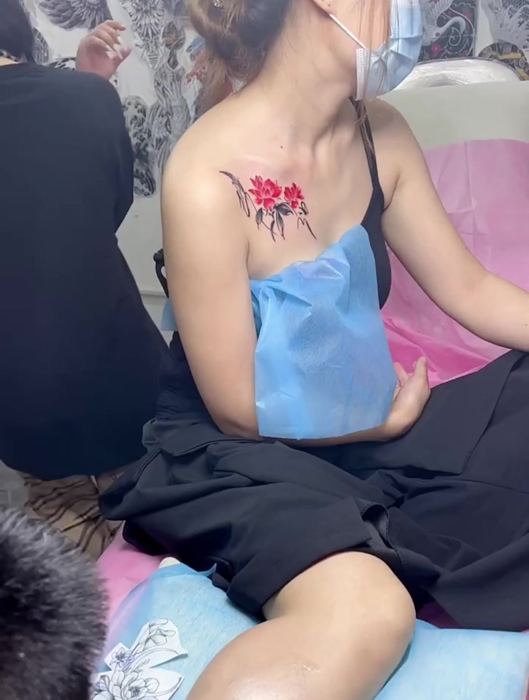 妹子为了变美真的豁出去了,在脚腕上纹身,看着都疼系列