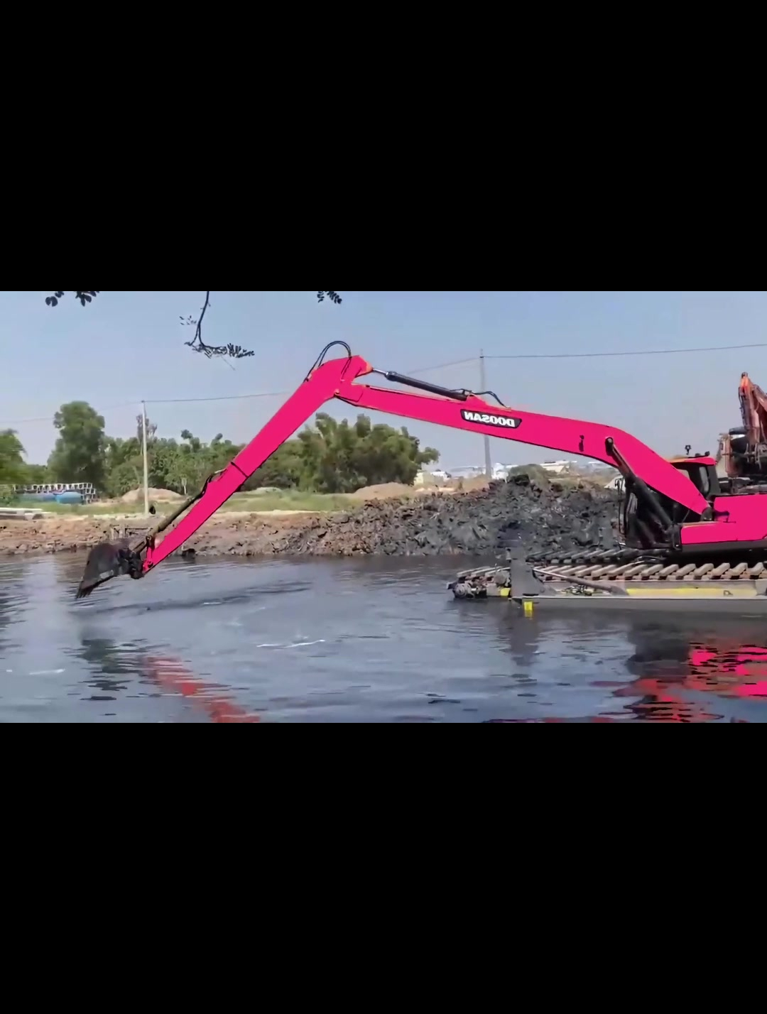 大挖掘机挖沙子,居然在水上悬浮,传说中的轻功水上漂-度小视