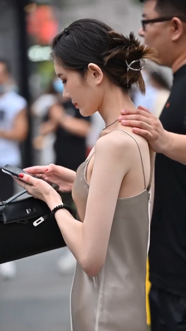 菲菲爱拍摄:小姐姐的背影实在太有气质了,回头的一间美到不敢看