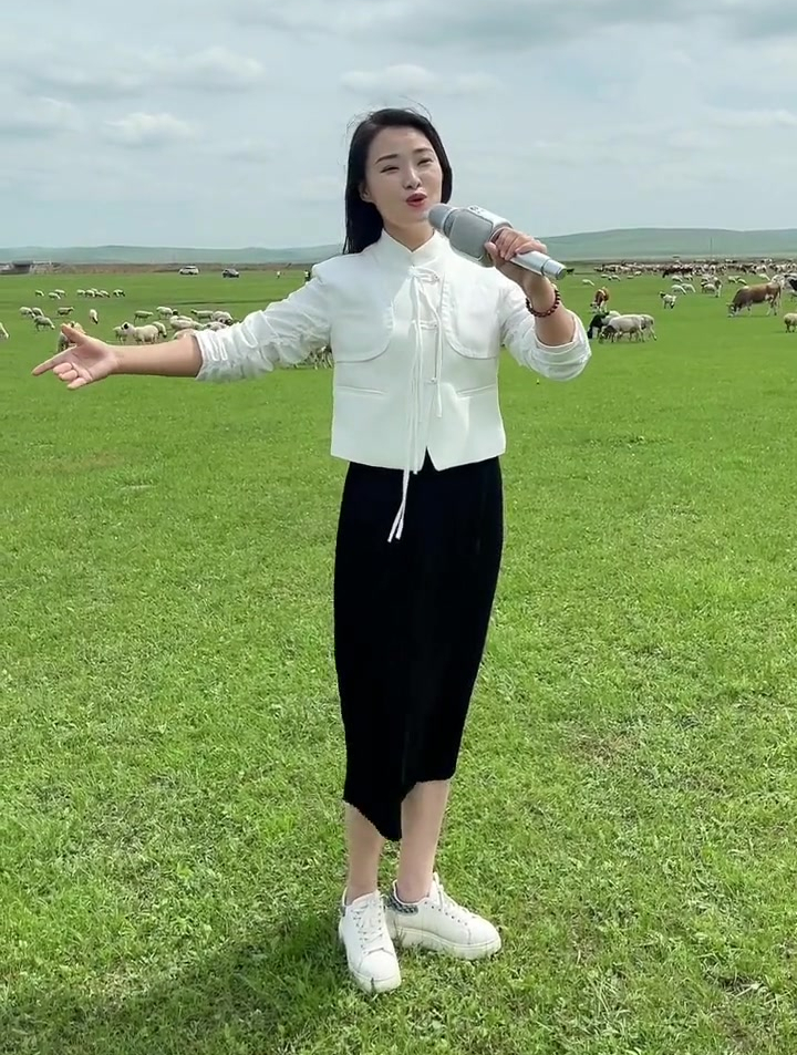 歌手陈维在呼伦贝尔草原演唱美丽的草原我的家欢迎大家观看