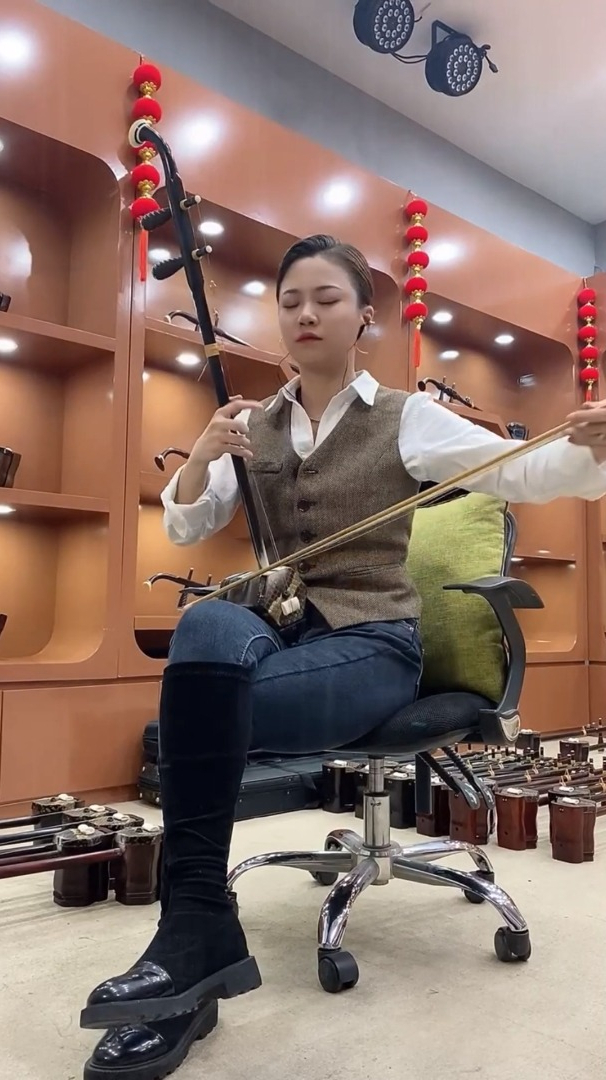 美女二胡演奏《男儿当自强》,听得我热血沸腾