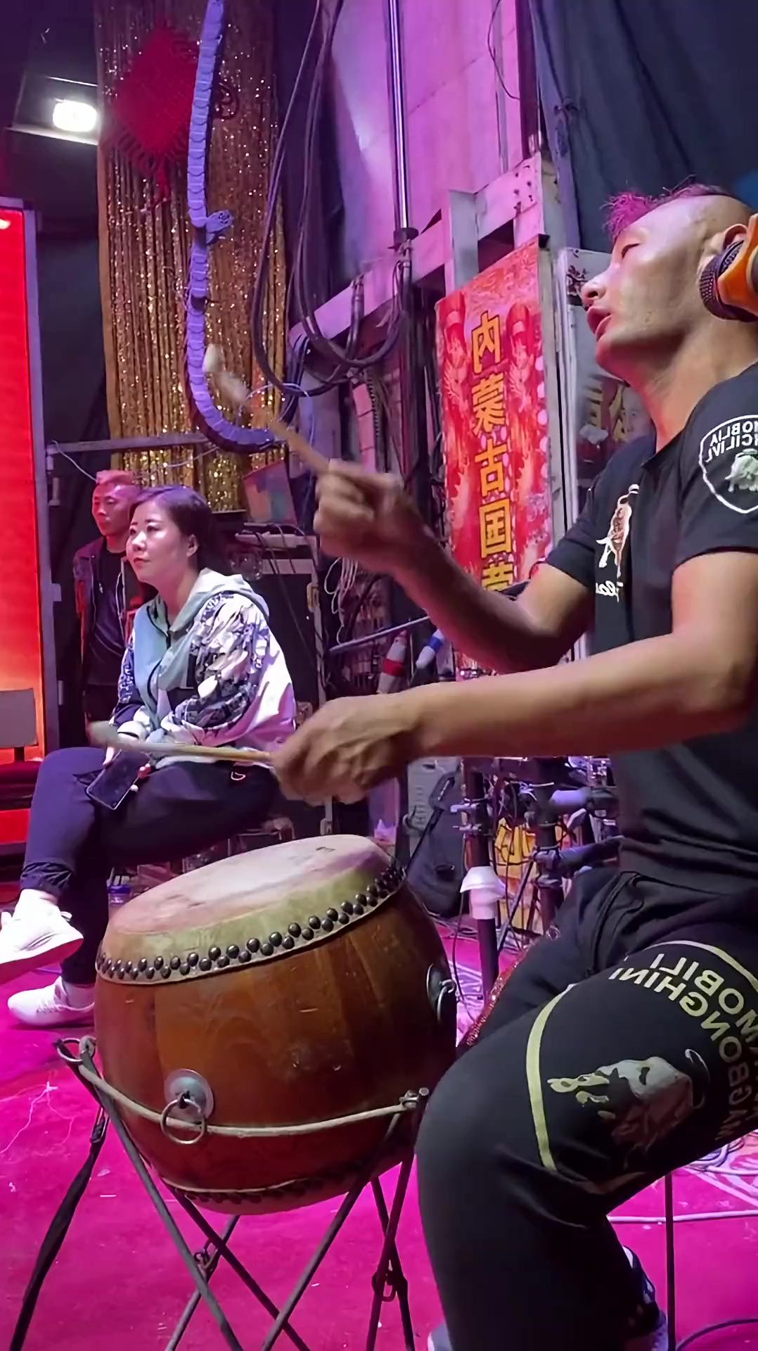 鼓王二丁丁这打鼓的小架势,还有镲王的配合,太嗨了-度小视
