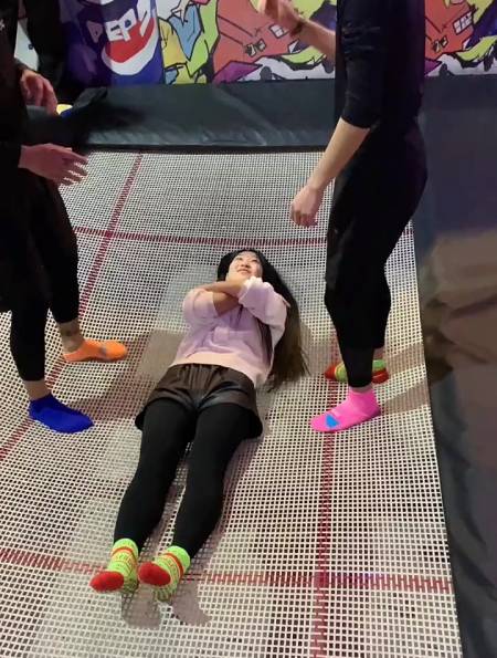 这是我见过最尴尬的蹦床美女,穿这么暴露胆子是真大,太丢人了!-度小视