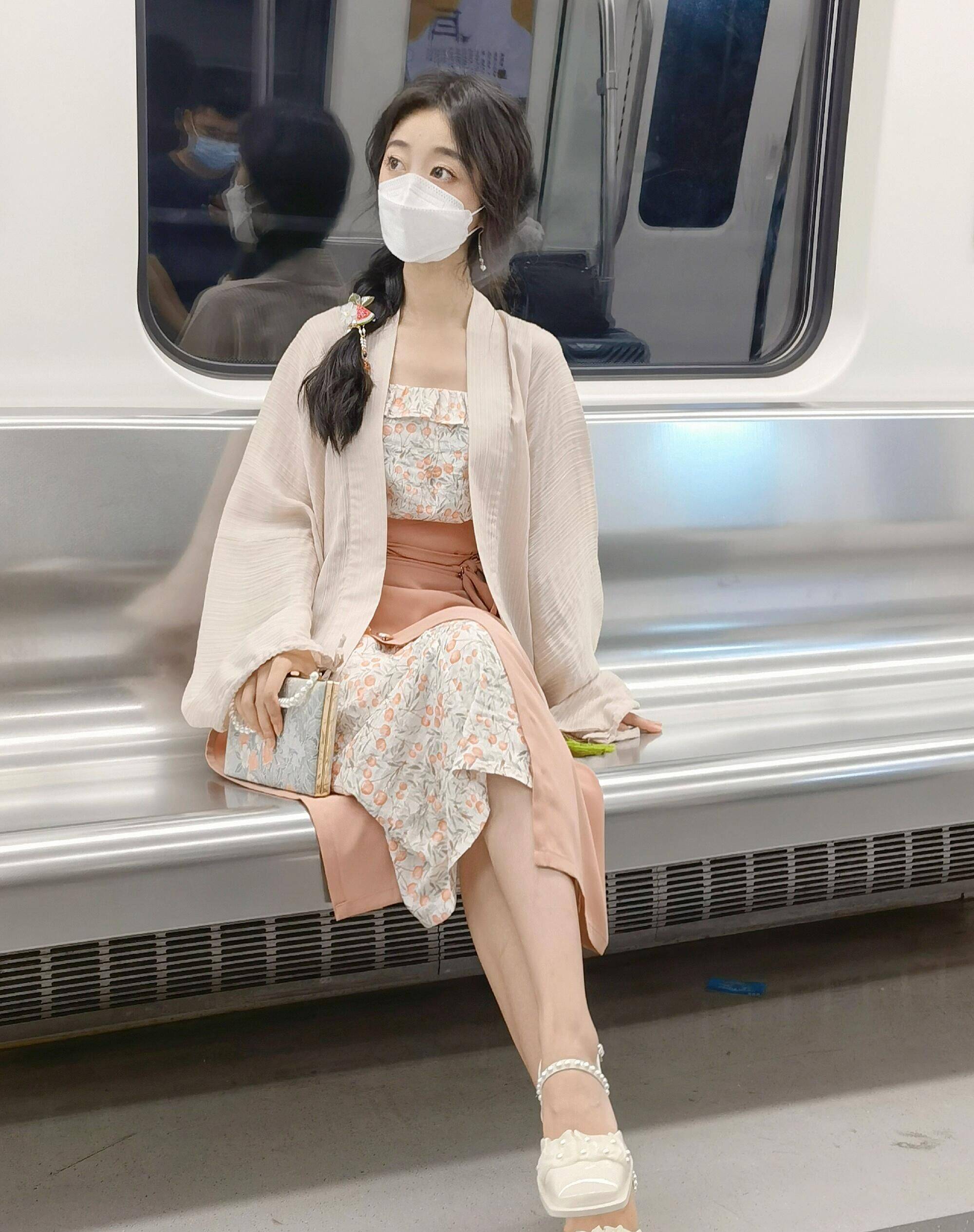 中国地铁里的"美人"就是多!穿着汉服超养眼,气质更是高级