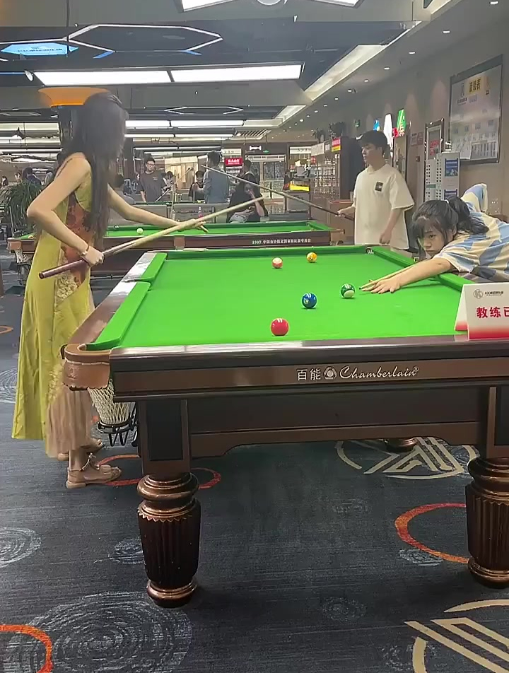 美女打台球,竟直接一杆清台了,不愧是台球女神!