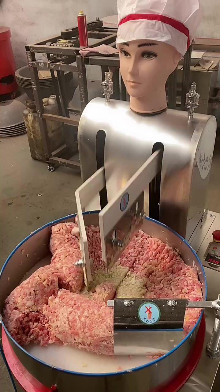 城里饭店就是不一般,切菜都用机器人,我得往村里引进一下