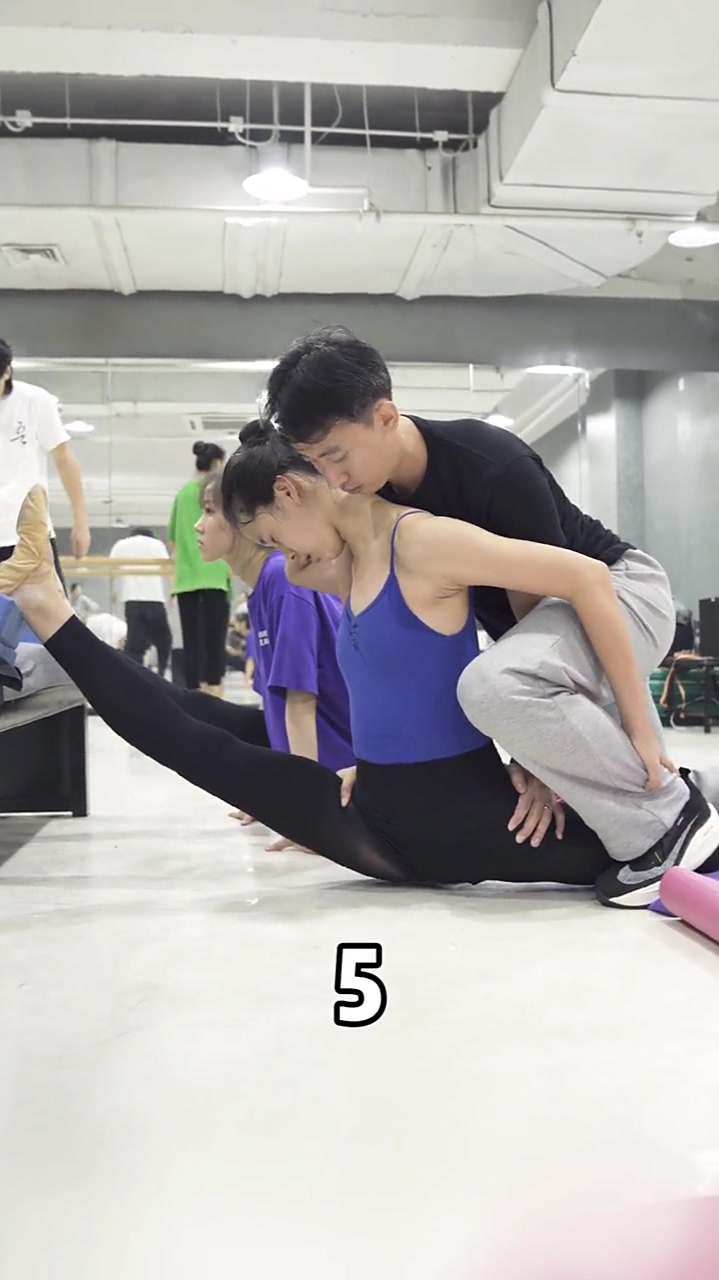 你压到底用多久?压腿一字马女生-度小视