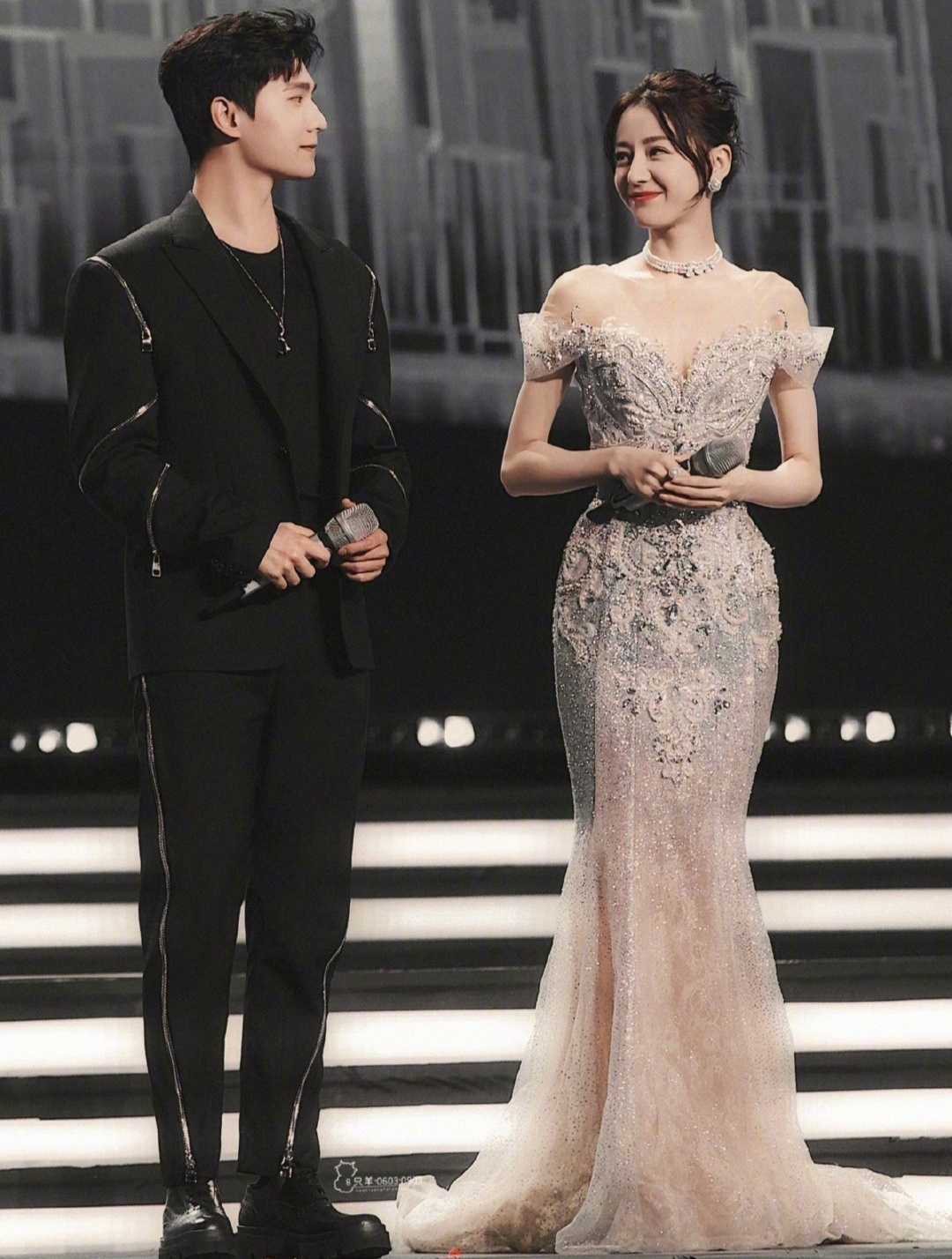 杨洋迪丽热巴被传绯闻,同款勺子粉丝沸腾了,cp名已被抢注商标!-度小视