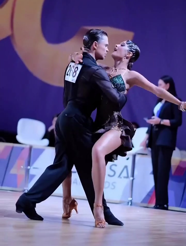 这段拉丁舞火了,小姐姐舞姿太妖娆风情万种,我也就看了10遍!-度小视