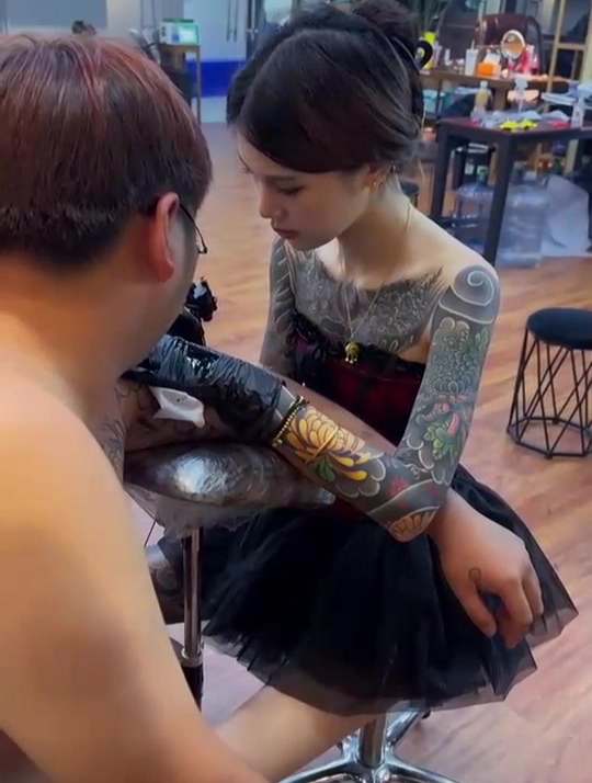 女纹身师真漂亮!可惜全身纹满了,你还愿意娶吗-度小视