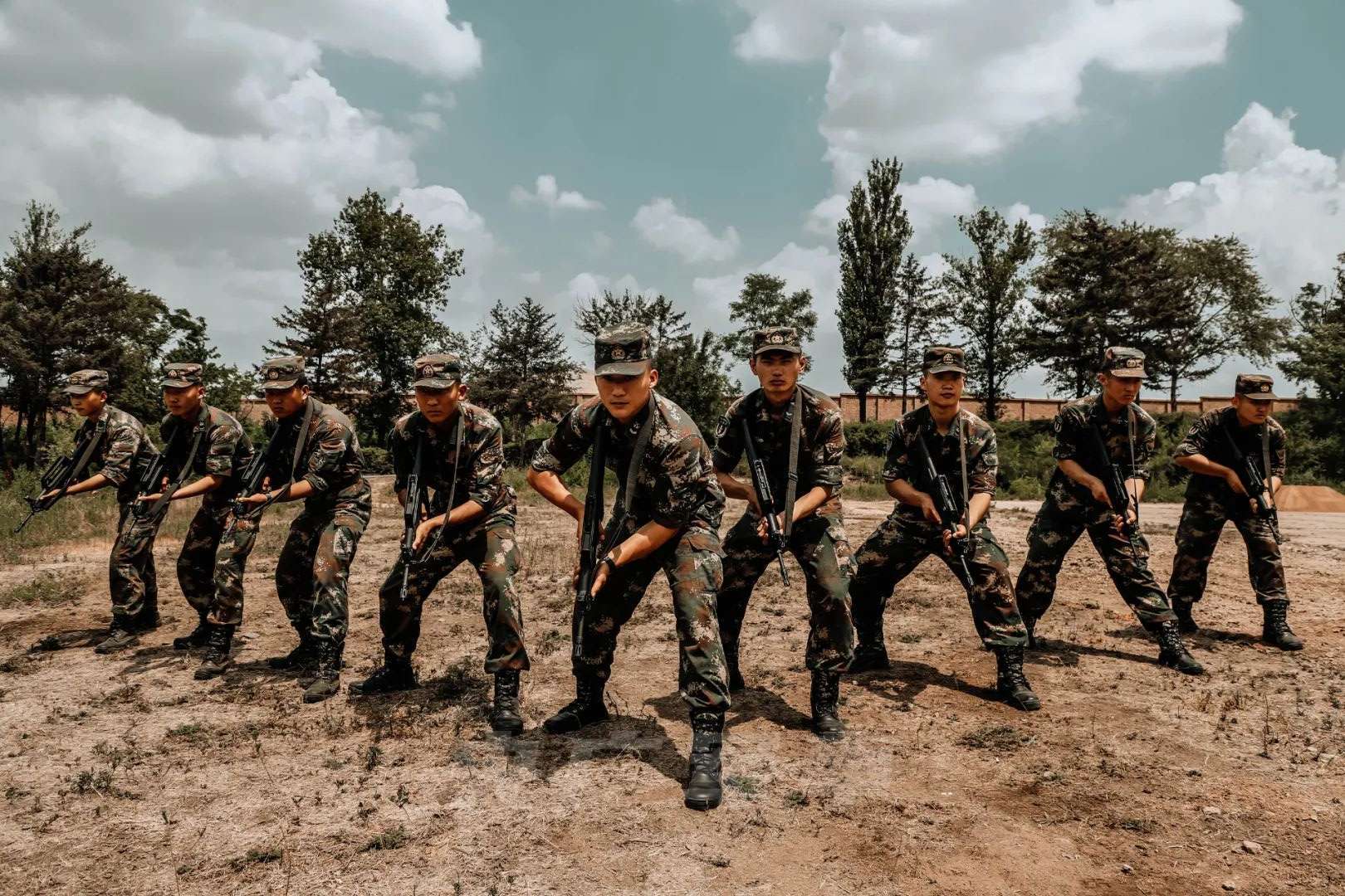 酷!火箭军战术持枪训练高清大图来了
