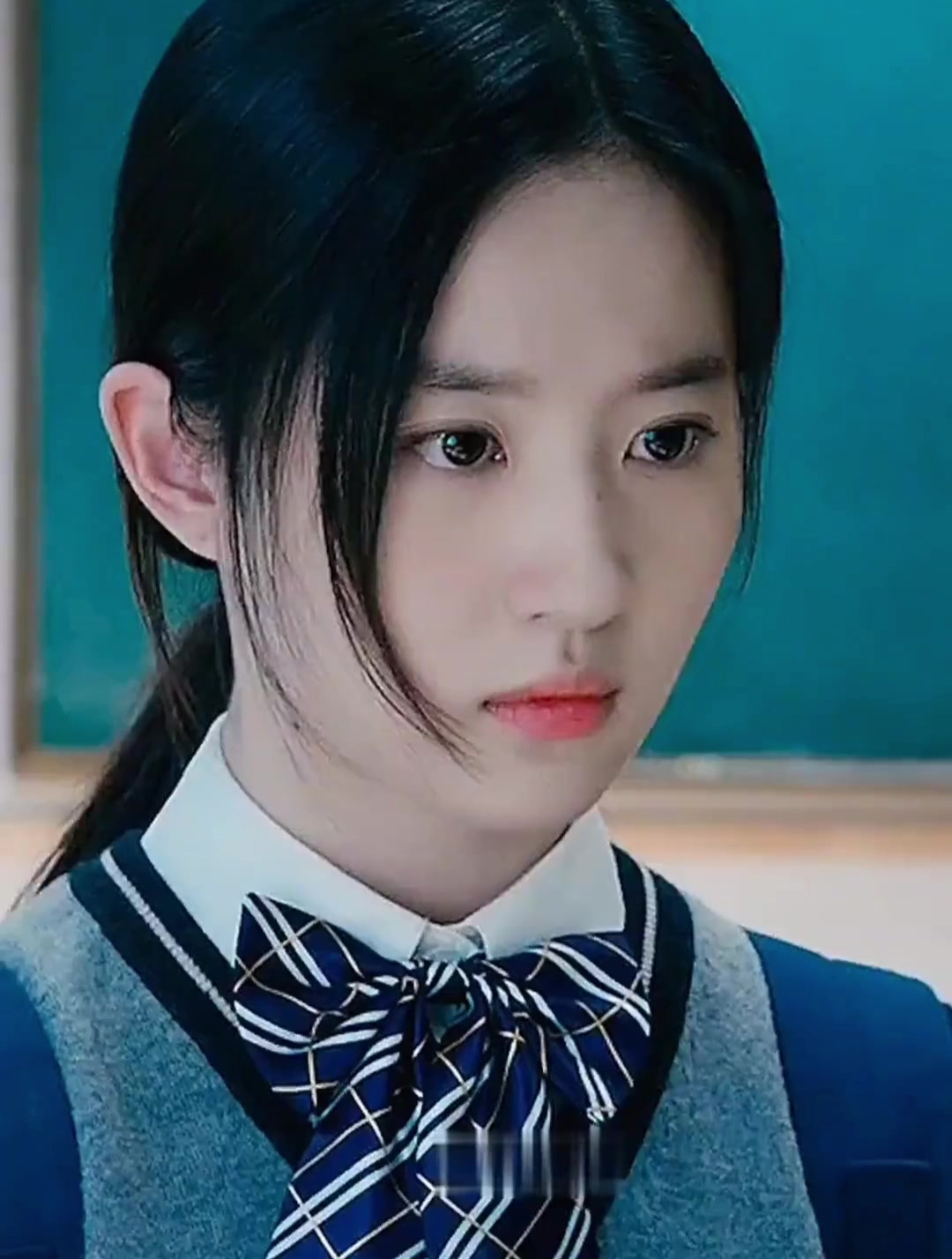 演这部剧时刘亦菲已经快三十岁了,却依然能把校服穿出青春气息-度小视