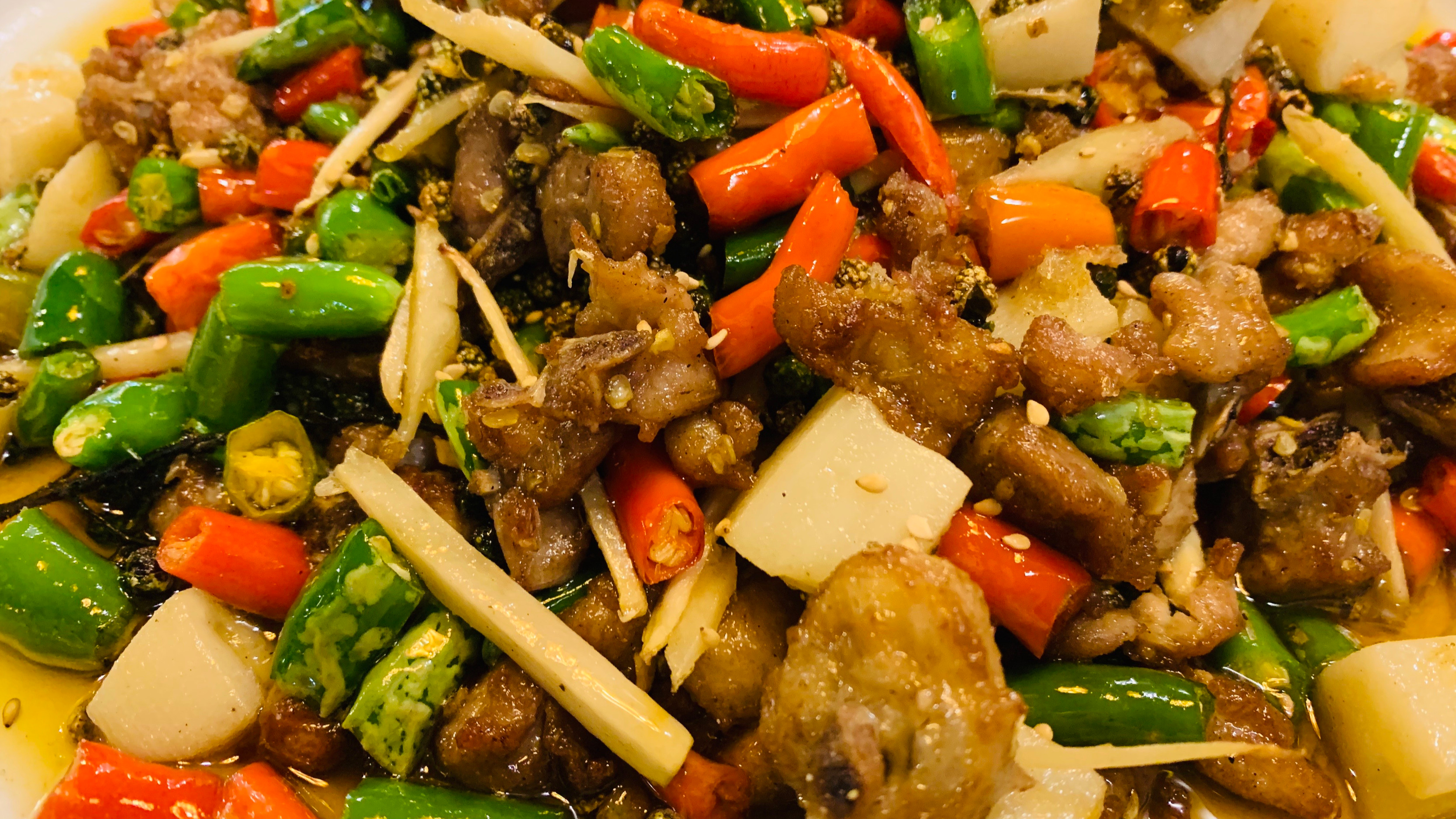 南京吃正宗川味特色菜,鲜香麻辣重庆话信手拈来,邮亭鲫鱼没见过