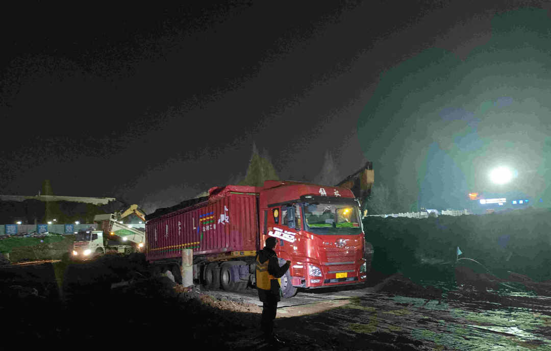 这家工地为啥线上监控频繁"掉线",原来是黑渣土车在装土