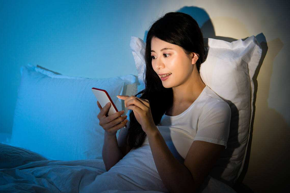 睡前躺在床上玩手机的人,身体会有这4个变化,早些知道早预防