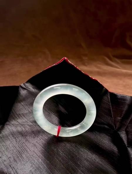 起光冰玻种圆条福镯接近玻璃了杠味特别的强