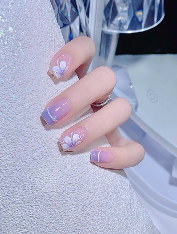 温柔显白冷色系山茶花美甲