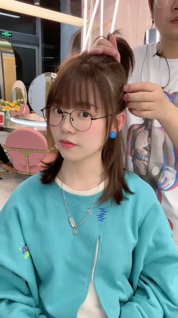 戴眼镜圆脸女生随便扎都好看的发型-度小视