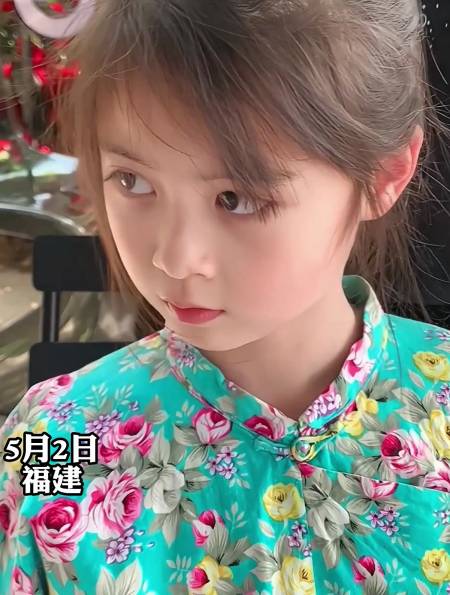 小女孩头戴簪花围,这是把整个春天都戴在头上了吧!