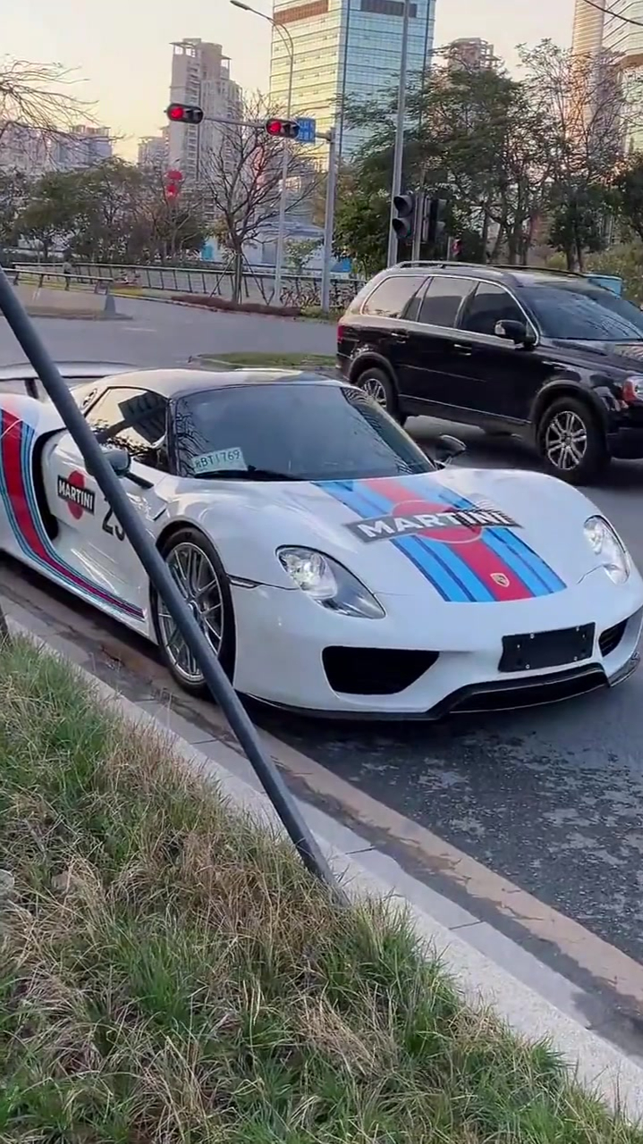 深圳街头惊现马天尼涂装保时捷,看到这一幕,外卖小哥都惊呆了