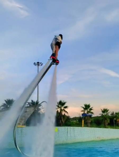 老婆体验水上飞人,教练的动作,暴露了人品!-度小视