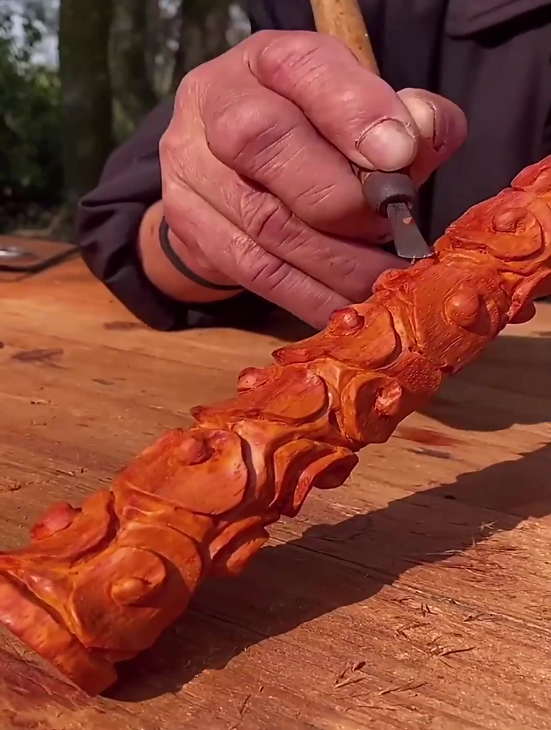 这才是真正的手艺人,爷爷雕刻的"金箍棒",真是太好看了!