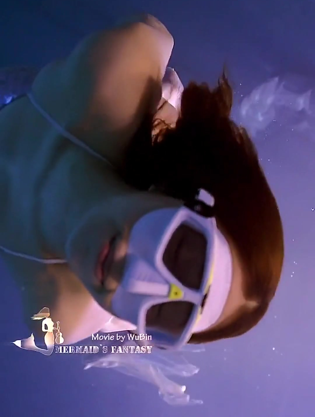 比基尼美女潜水,漂亮泳装高清水下游泳,就静静欣赏!