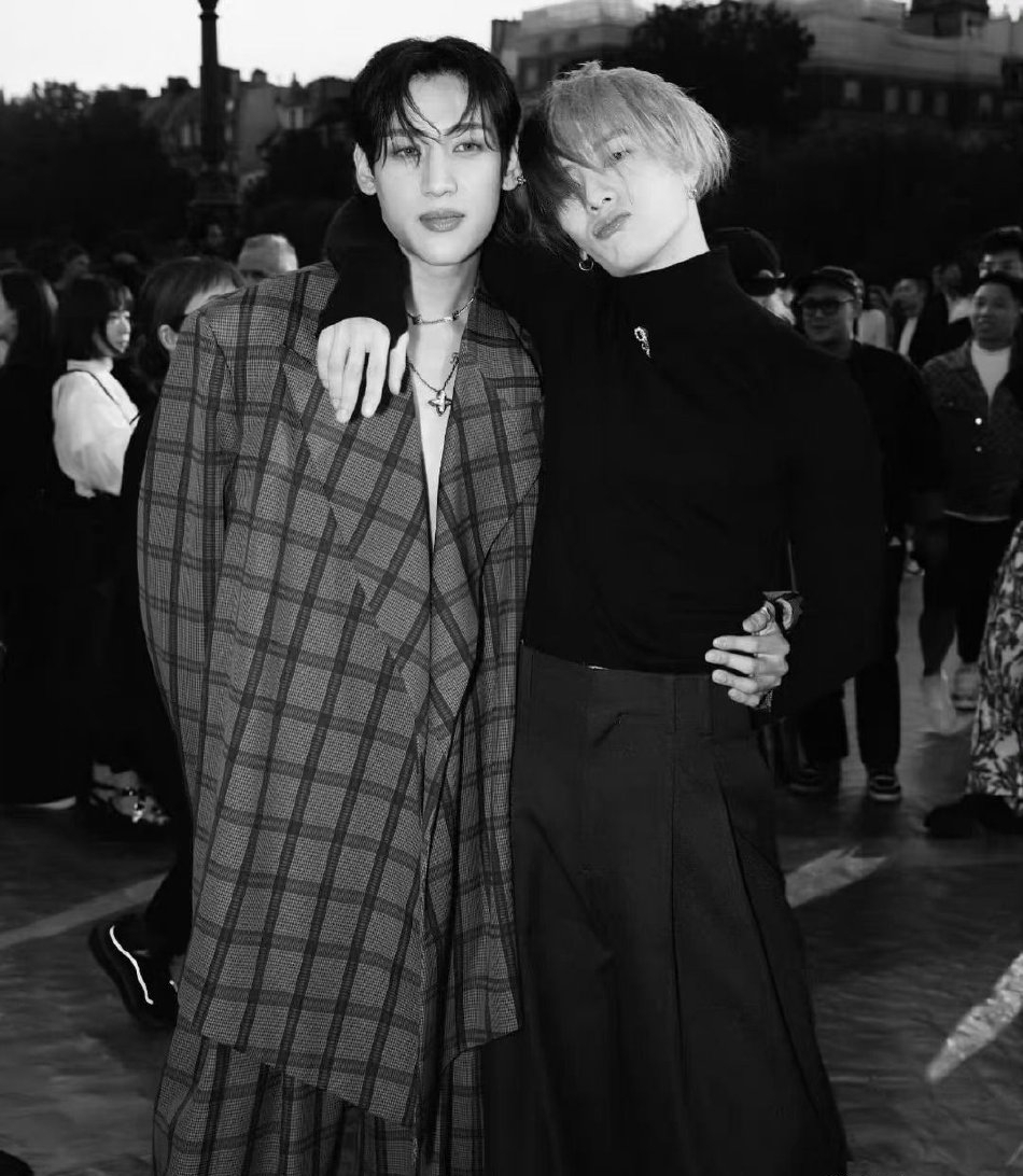 王嘉尔bambam同框拥抱大片释出 感情亲密画面养眼