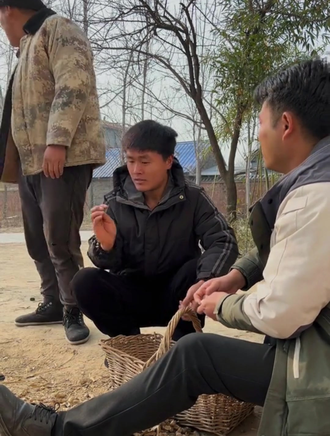 兄弟俩的农村生活:八十二集.姑父带外甥女过来出气