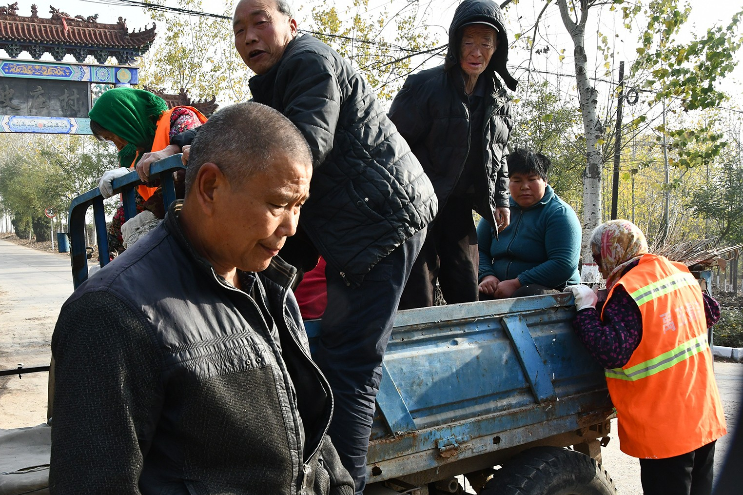 农用车载人拘留,罚款引发热议!网友:农民干农活要1人1辆车吗?