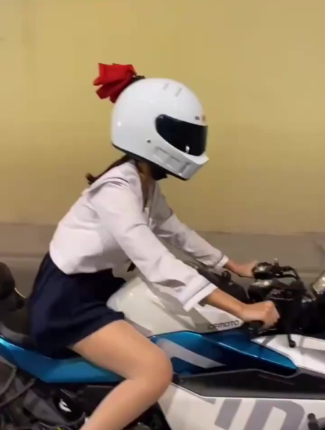 现在的女骑士越来越嚣张,穿着短裙骑车,一般人真没这个胆!