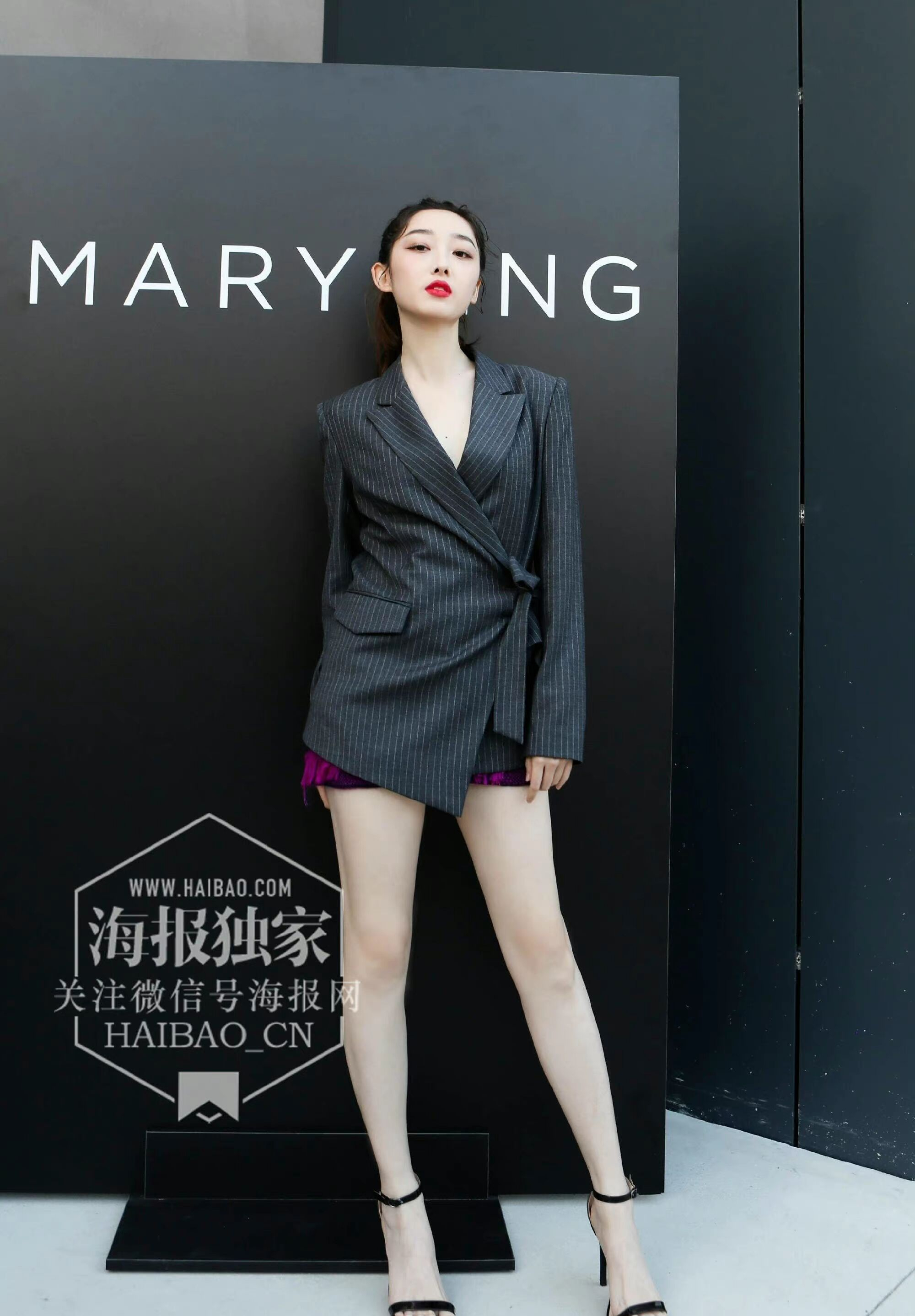 蒋梦婕厉害了,穿西装还要配"一分裙",显得腿又长又白又细