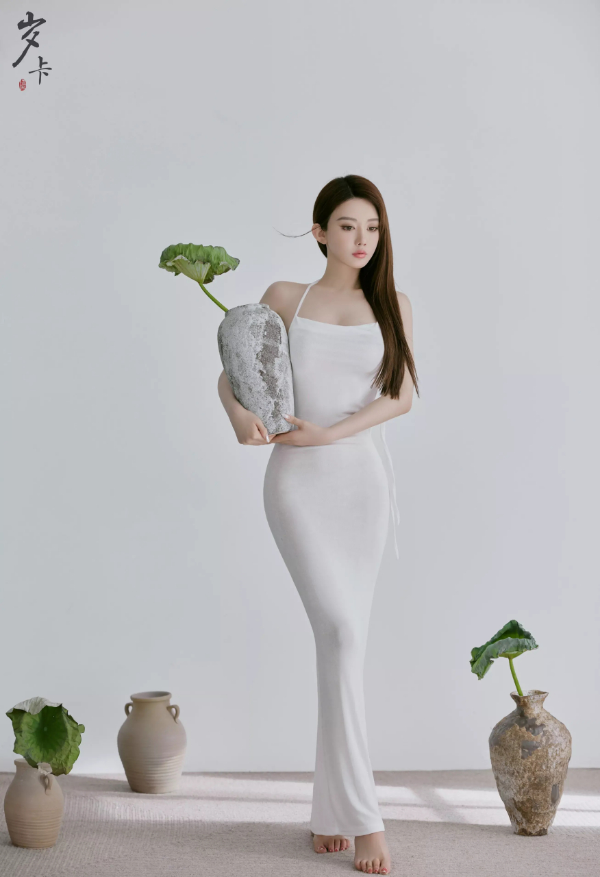 周麟嘉写真,一袭白裙,古典婀娜,清冷优雅#穿搭# #时尚穿搭# #美女时尚