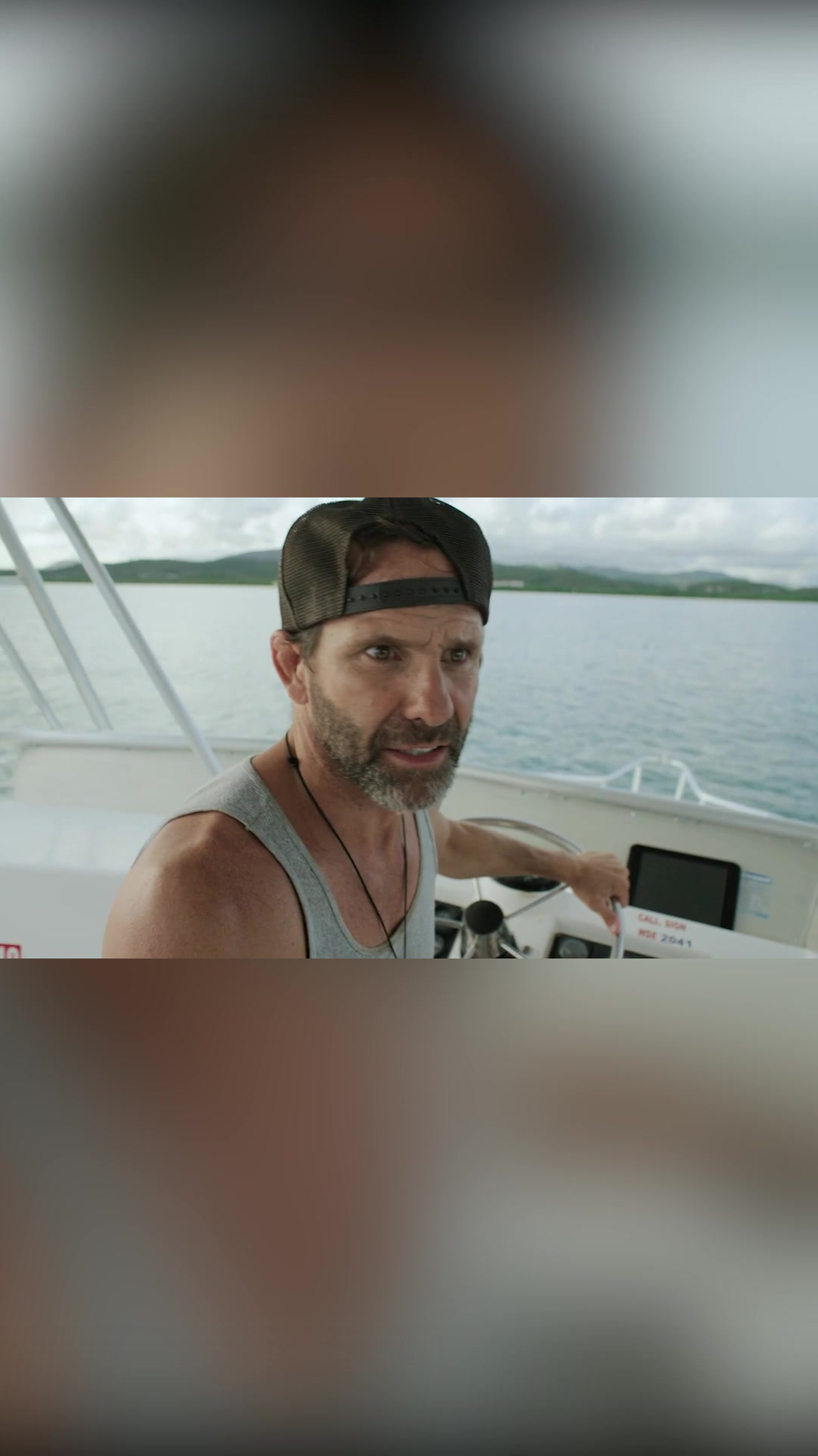 夺命五头鲨:美女被撞下船