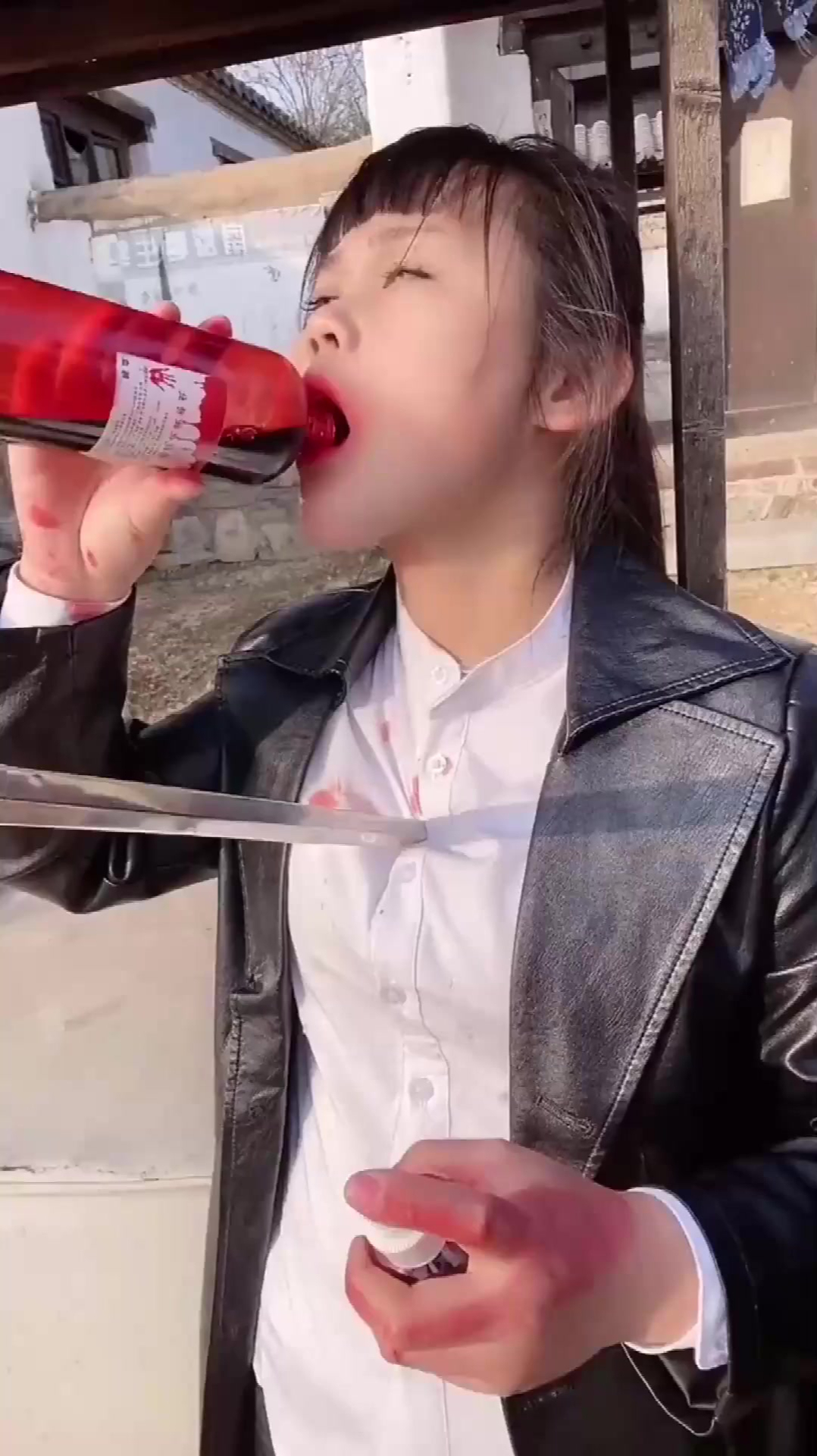 原来被剑刺死是这样拍出来的,看完这一幕,感觉智商受到了侮辱!