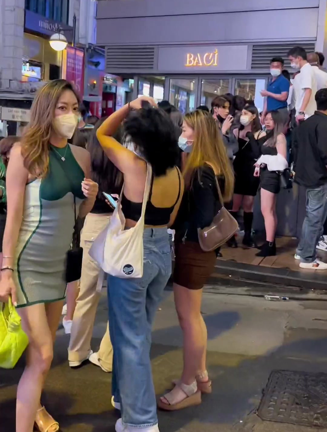 实拍香港兰桂坊,最有名的酒吧一条街,一到晚上就非常热闹!